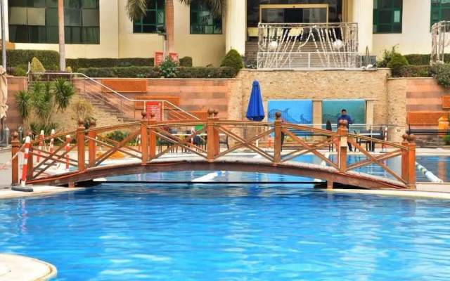 Chain Luxe Paradise Hotel