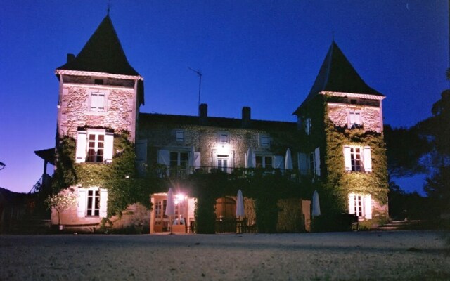 Holiday apartments at the courtyard of French château