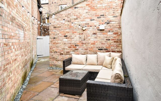 Saxon Rose Apartment