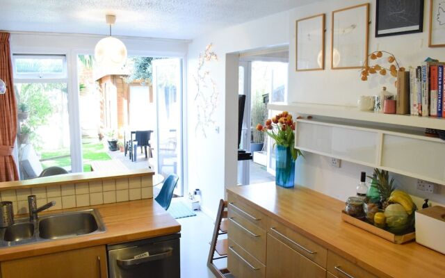 2 Bedroom Flat In Bethnal Green