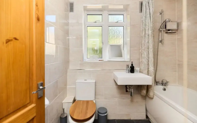 The Holloway Place - Modern 1bdr Flat With Balcony