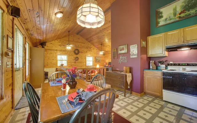 Secluded Studio w/ Deck ~ 8 Miles to Beaver Lake!