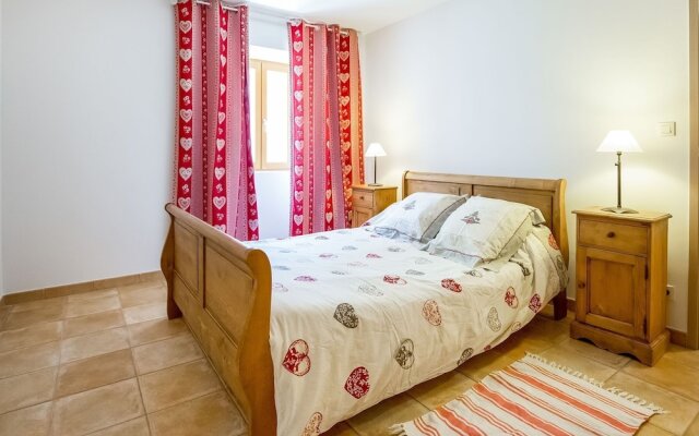 Charming Holiday Home In Montclus with Terrace