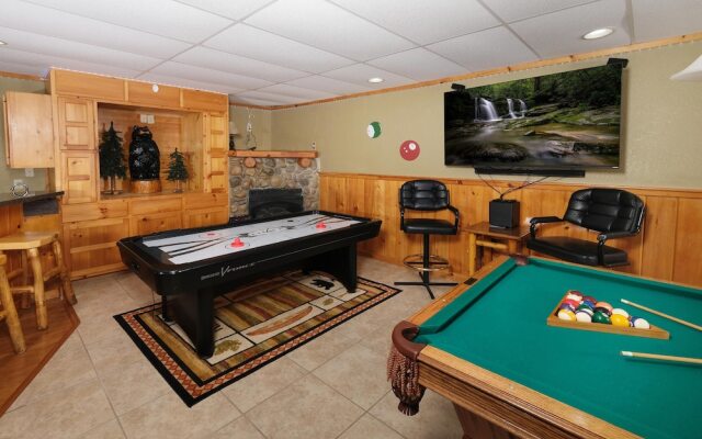 Smoky Treehouse Lodge #614