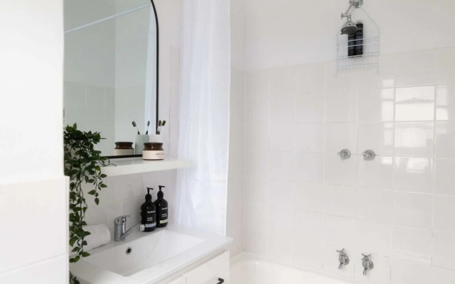 Stylish 1 Bedroom Apartment Near Beach