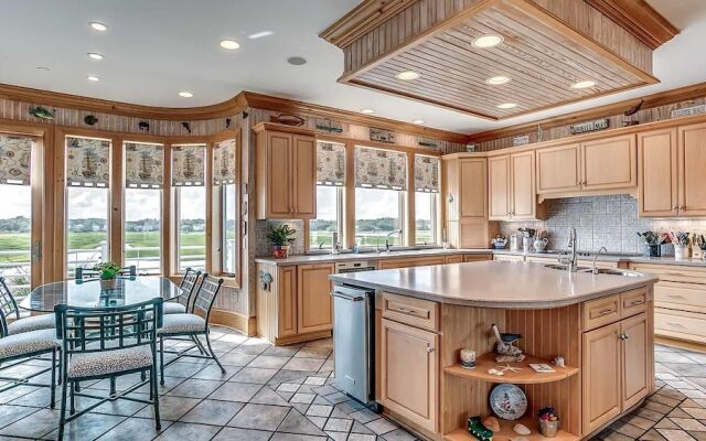 The Boat - 8 Br Home