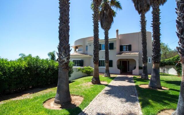 Villa Bliss 450 m2 Luxury Oasis with Saltwater Pool