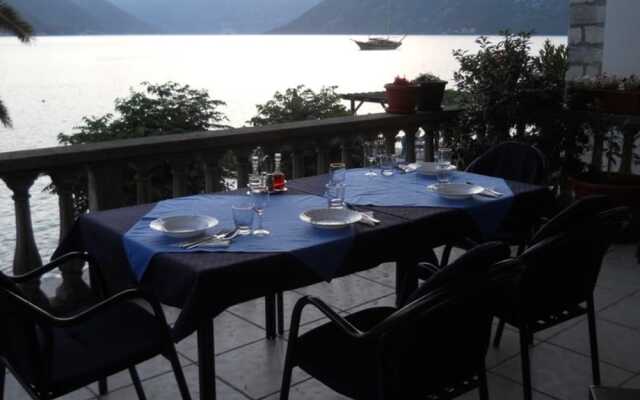 Apartment and Rooms Antun