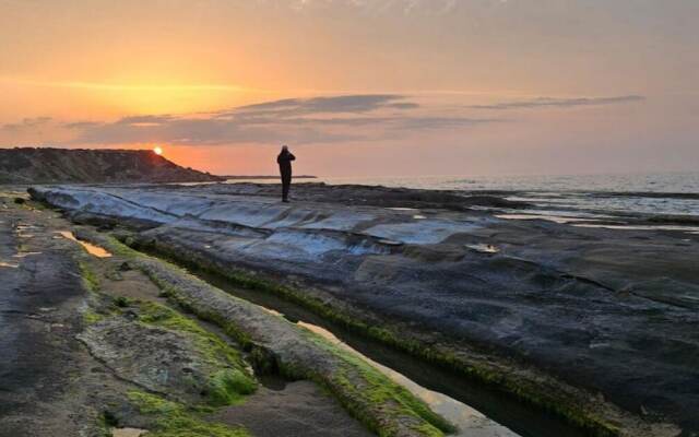 Serene Three-bedroom Retreat in Unforgettable Setting