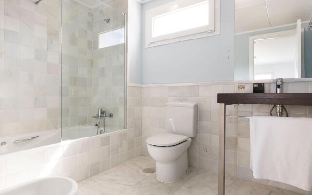 Modern apartment with roof terrace and sea view