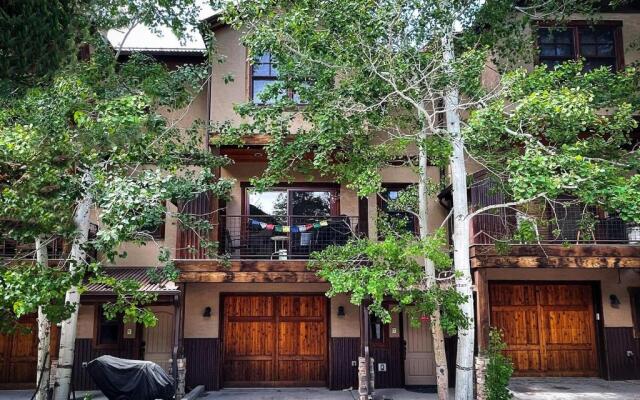 Elkhorn Townhome 1947 Townhouse