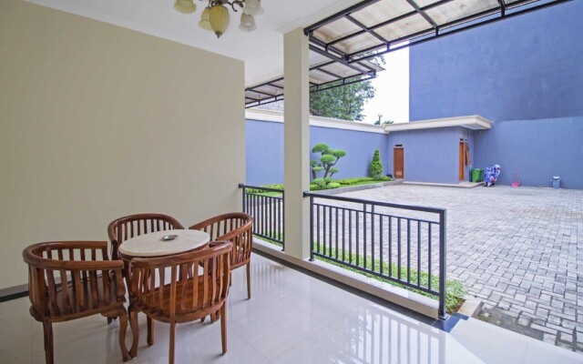 RedDoorz Syariah near Mercu Buana University