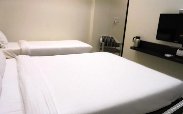 Hotel Three Leaves