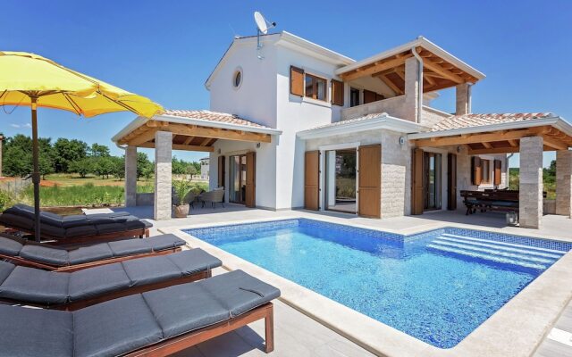 Seaside Villa With Swimming Pool in Funtana