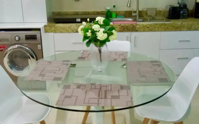 Palmarena Rooms and Residences - Long Stay Comfort with Parking, Sauna, Gym and Pool (Steps from 5th Avenue)