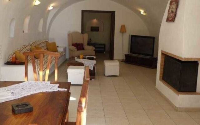 Iridanos Cave House