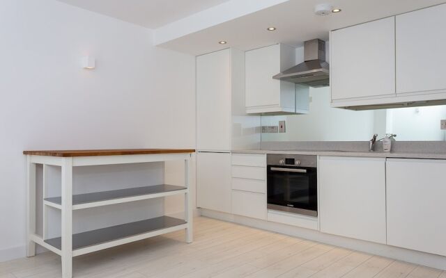 2 Bedroom House in Primrose Hill