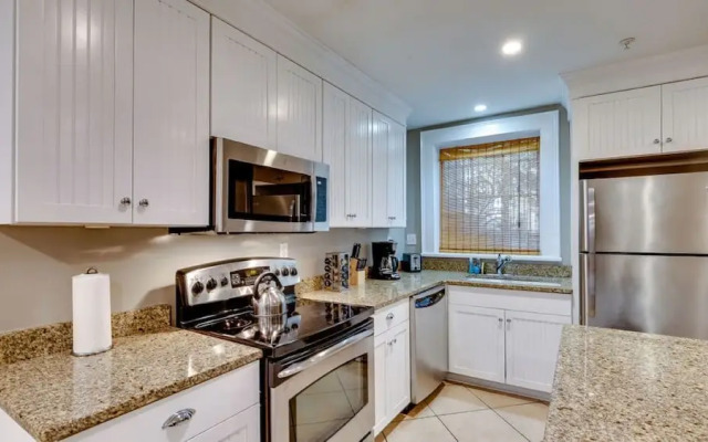 4 BR Beauty blocks from the River