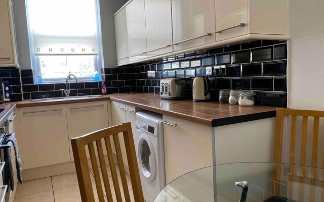 7 Person Home Flat W/parking - Near Swansea Centre