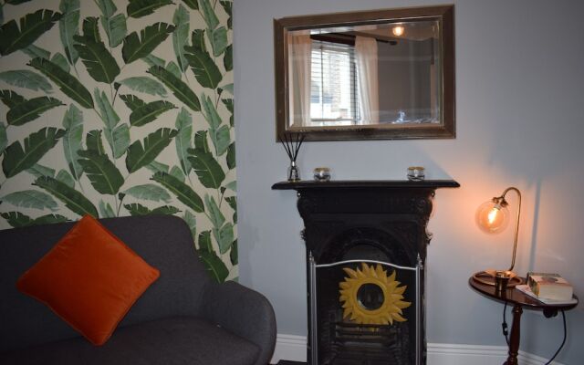 2 Bedroom House on James Street Sleeps 4