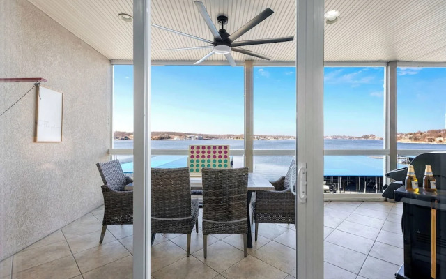 Panoramic Sunset Escape Waterfront Condo for 7!
