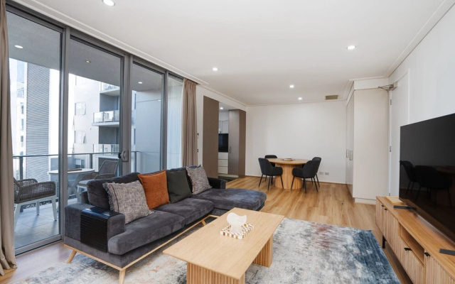 Modern 1-bed Unit With Pool Views and Balcony – Guest Rooms – Canberra