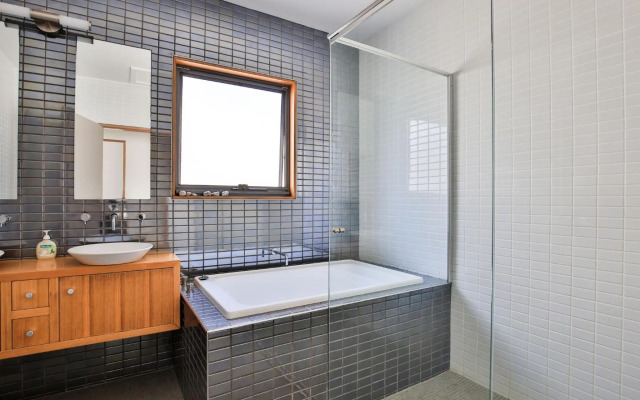 Illaroo I Absolute Waterfront with Spa