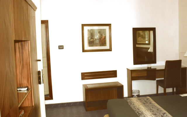Mayflower Hotel