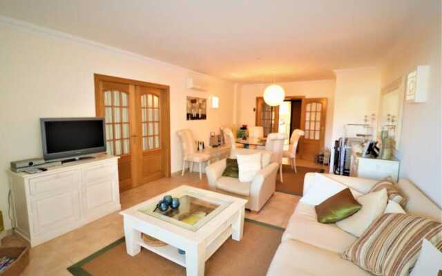 Stylish 2BR Apartment With Pool, Parking & Wifi