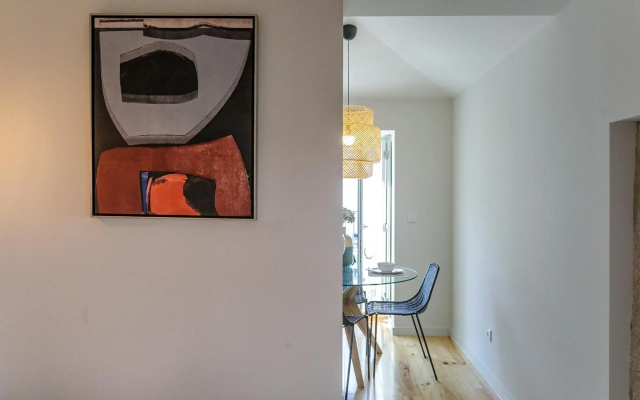 LovelyStay - Downtown Studio with Pool, AC and Balcony