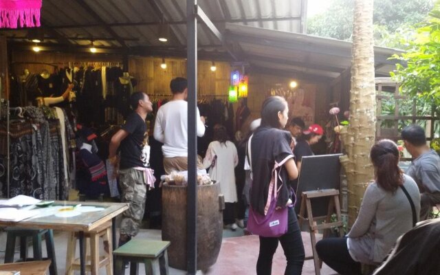 清迈湄康蓬胡安伯格哈格酒店(Maekampong Huean Bog Hug Chiangmai)