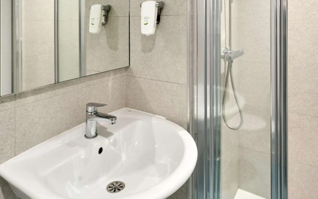 Hotel Kyriad Direct Moulins Sud