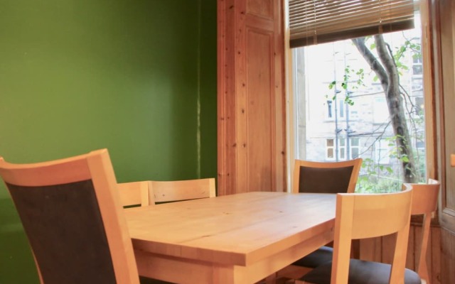 Traditional 2 Bedroom Apartment in Edinburgh