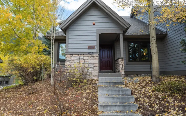 Private Home With A Beautiful Mountain Vista - Woods24 by RedAwning