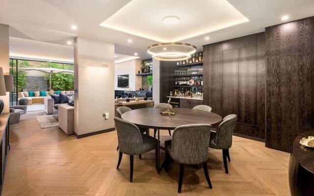 3 Bedroom Apartment With Garden in Knightsbridge