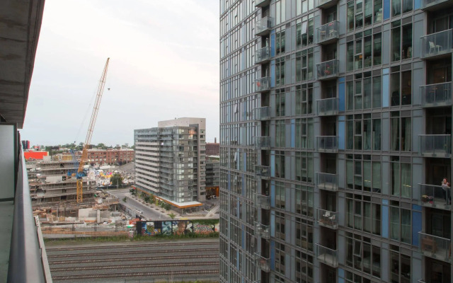 Toronto Queen Suites