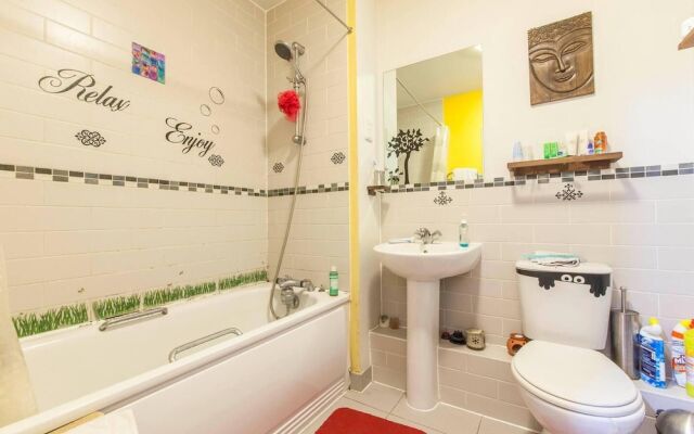 Amazing Riverside Boheme Home in SW London!