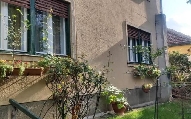 Family 4 rooms apartment in house with garden