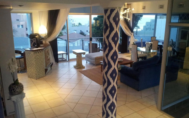 Bread & Barrel Palazzo Blouberg