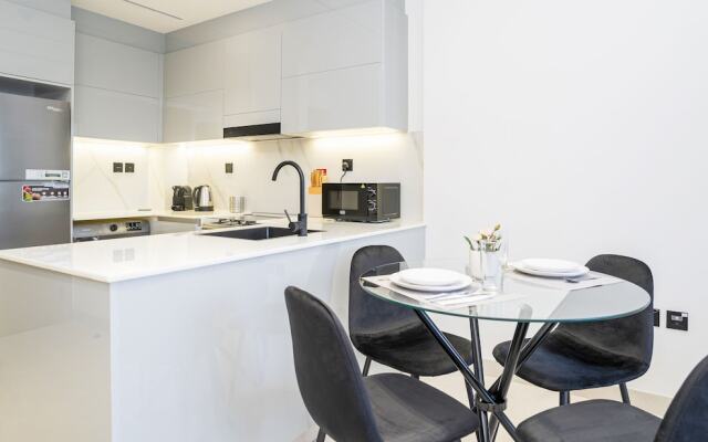 HomesGetaway Cozy 1BR in Binghatti Canal