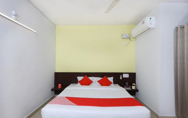 OYO 12765 Hotel Golden Rooms