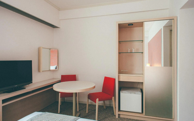 Hamilton Hotel Red
