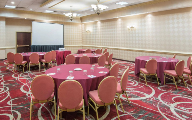 Crowne Plaza Newark Airport by IHG