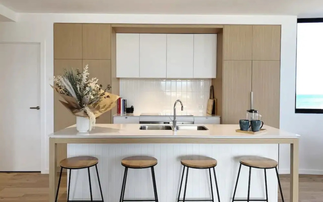 Modern 2 Bedroom Palm Beach Apartment With Ocean Views