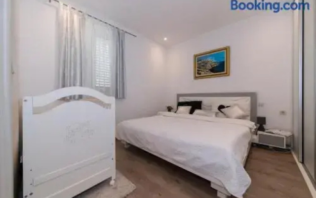 Family friendly apartment, great for children, huge yard and lots of toys