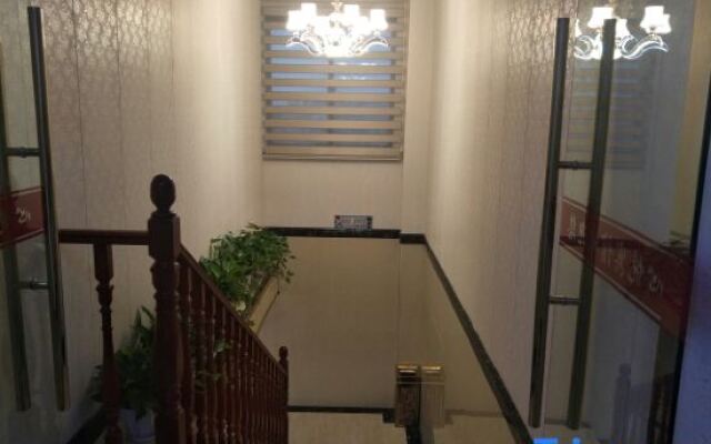 Pinghu Xinyue Fashion Hotel