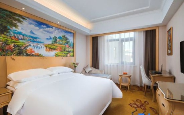 Deluxe room (2 full double beds) — фото 3