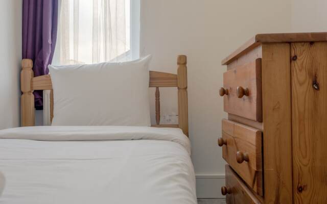 3 Bedroom House In Tooting With Garden