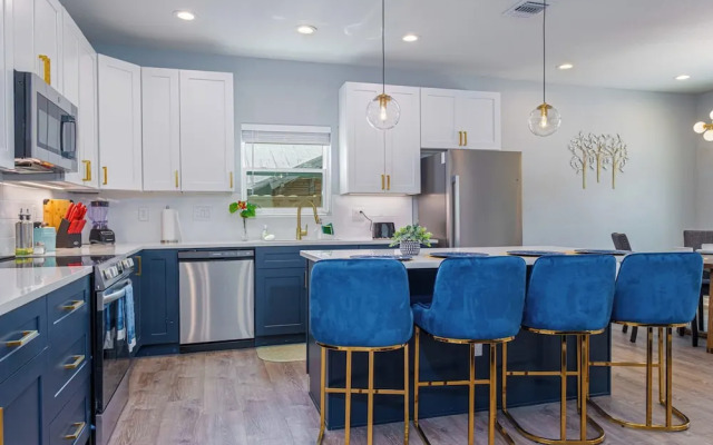 Heaven-sent Convenient 4br/ 3BA Near Downtown