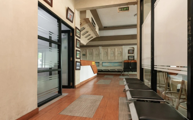 RedDoorz Near Mandaya Royal Hospital Puri – Guest Rooms – Tangerang